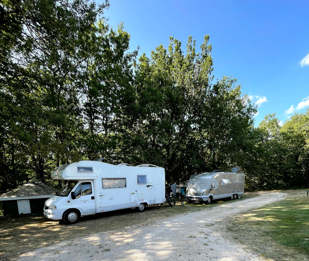 Camping-car dans un camping sud-ouest France