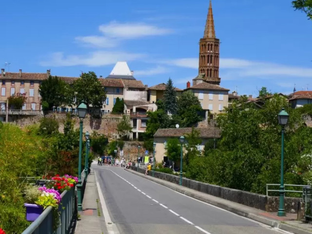 Le pont de l'entrée de Montricoux