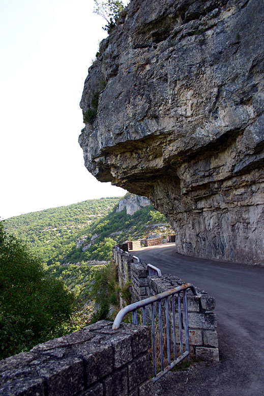 Route de la corniche surplombant les gorges de l'Aveyron
